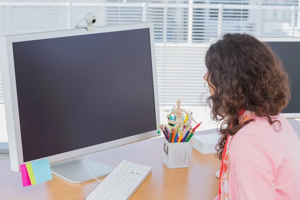 Femme travaillant dans un bureau créatif — Photo