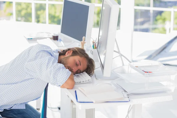 Homem dormindo em sua mesa — Fotografia de Stock