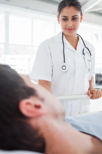 Smiling nurse taking care of a patient — Stock Photo, Image