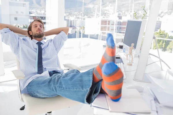 Diseñador relajante en el escritorio sin zapatos — Foto de Stock