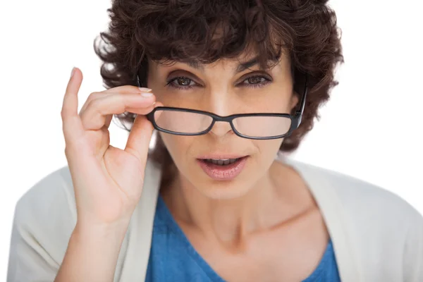 Porträt einer schockierten Frau, die über ihre Brille blickt — Stockfoto