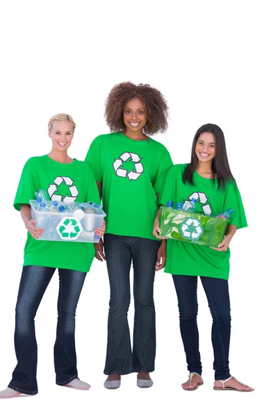 Τρεις ακτιβιστές enivromental με δύο κουτιά εκμετάλλευση των ανακυκλώσιμων υλικών — Φωτογραφία Αρχείου