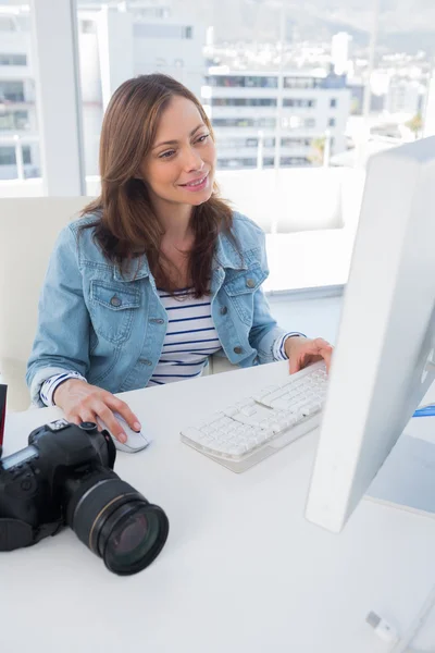 Bilgisayarda çalışan fotoğraf editörü konsantre — Stok fotoğraf