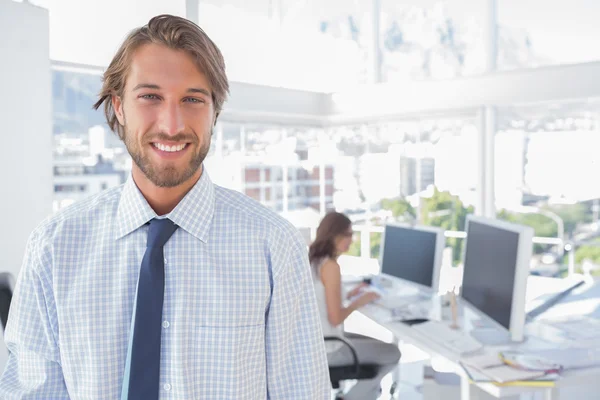 Desginer souriant debout dans le bureau — Photo