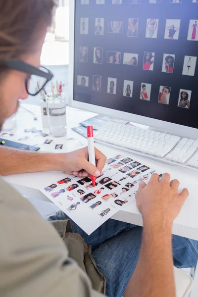 Editor di foto fare alcuni tagli sul foglio di contatto — Foto Stock