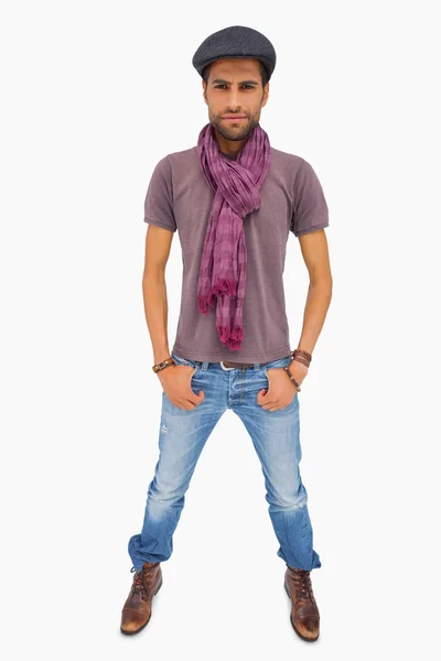 Vážný muž v čepici a šálu, při pohledu na fotoaparát — Stock fotografie