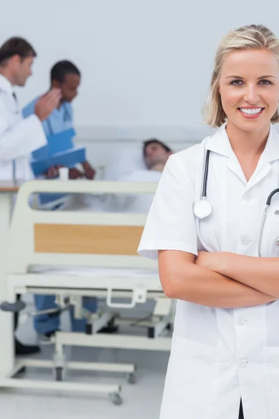 Smiling blonde nurse crossing her arms — Stock Photo, Image