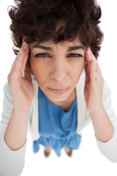 Kopf einer Frau mit Kopfschmerzen, die ihre Schläfen berührt — Stockfoto