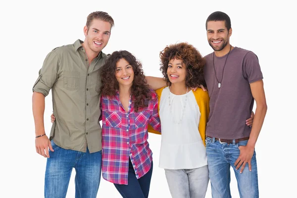 Jeunes amis à la mode souriant — Photo