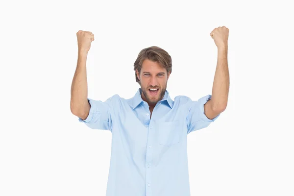 Hombre feliz en camisa animando — Foto de Stock