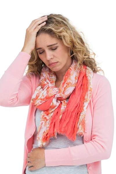 Blond meisje met hoofdpijn en buik pijn — Stockfoto