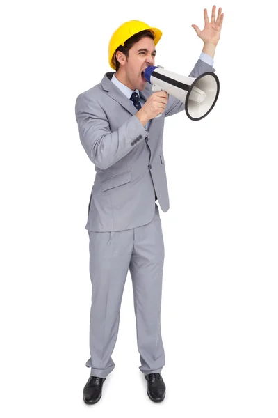 Arquiteto com chapéu duro gritando com um megafone — Fotografia de Stock