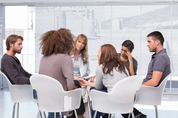 Patiënten rond therapeut in groepstherapie sessie — Stockfoto