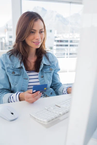 Sorrindo mulher comprando online com um cartão de crédito — Fotografia de Stock