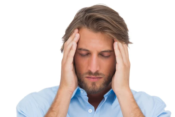 Pohledný muž dotýká jeho chrámy uklidnit bolest hlavy — Stock fotografie