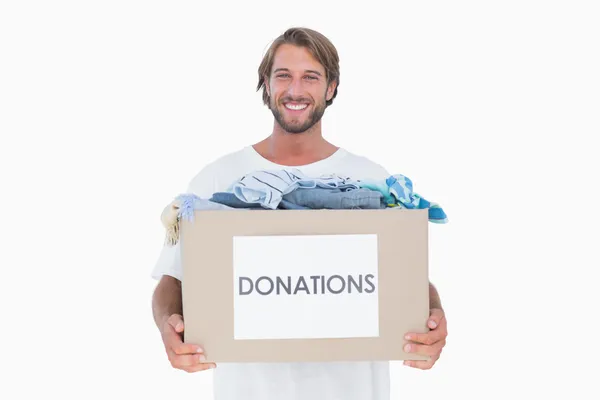 Homem feliz carregando caixa de doação — Fotografia de Stock