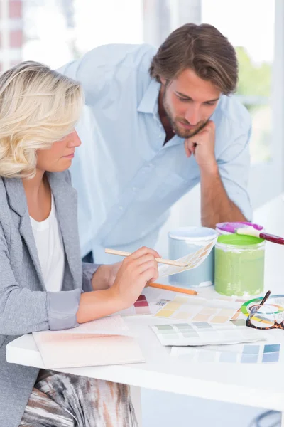 Colleghi di interior design che lavorano insieme sulle cartelle colori — Foto Stock