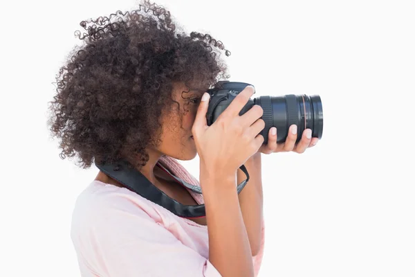 Mulher com afro tirando uma foto — Fotografia de Stock