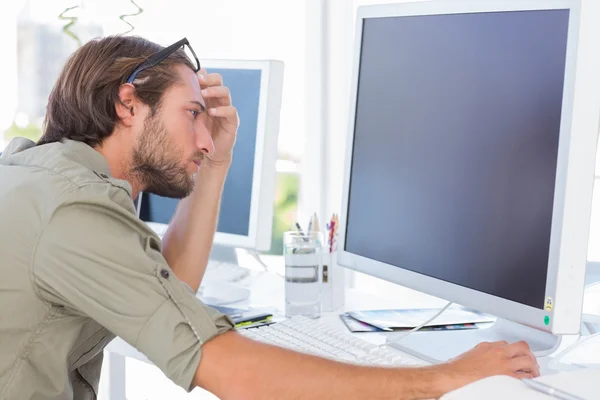 Grafisk konstnär titta på hans skärm — Stockfoto