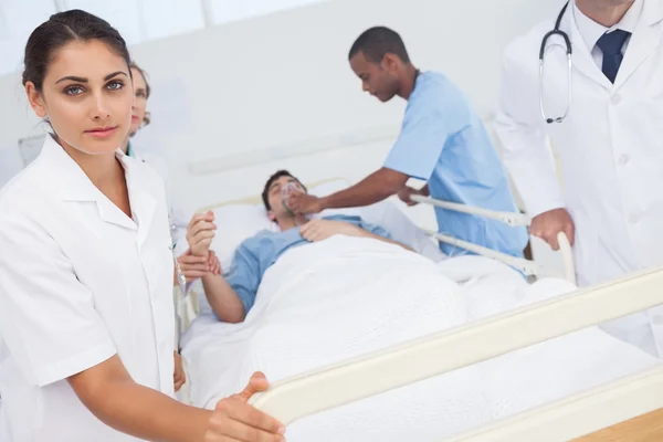 Медсестра толкает кровать пациента в чрезвычайной ситуации — стоковое фото