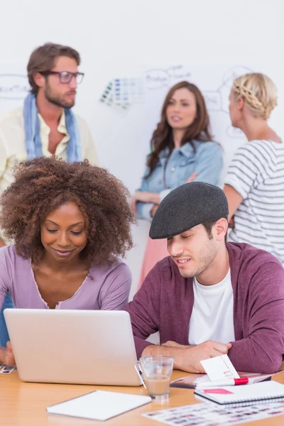 Team von Designern und Redakteuren arbeitet und plaudert — Stockfoto