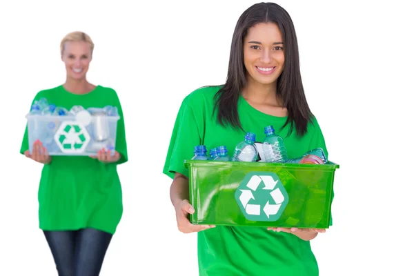 Dois ativistas enivromental segurando caixa de recicláveis — Fotografia de Stock