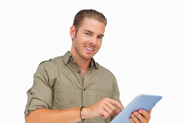 Szczęśliwy człowiek, przy użyciu komputera typu tablet — Zdjęcie stockowe