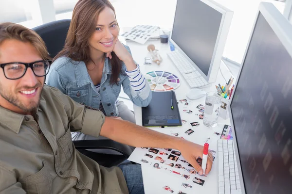 Två glada bildredaktörer arbetar med kontaktkartor — Stockfoto