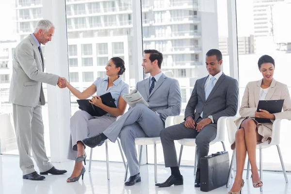 Director dando la bienvenida a una mujer de negocios — Foto de Stock