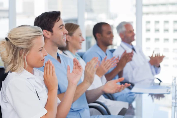 Ärzteteam klatscht in die Hände — Stockfoto