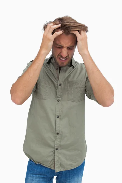 Hombre frustrado tirando de su pelo y mirando hacia abajo — Foto de Stock