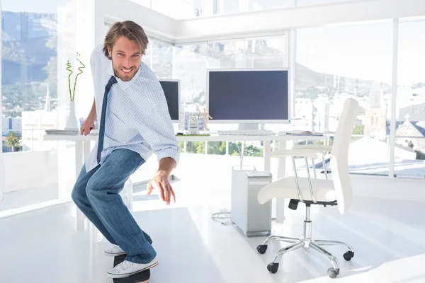 Werknemer schaatsen in het kantoor — Stockfoto