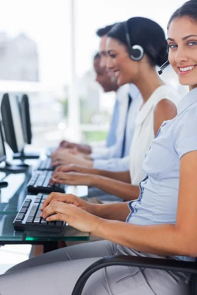 Vrolijk werkende op callcenter agent — Stockfoto