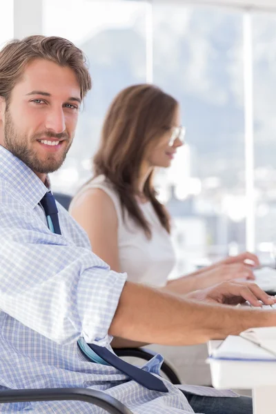 Schöner Designer bei der Arbeit — Stockfoto