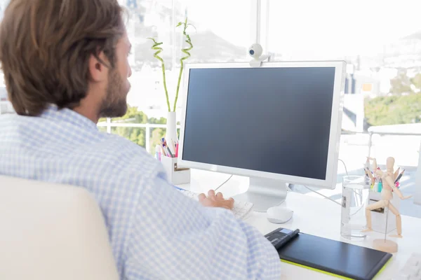 Desinger werken op zijn computer — Stockfoto