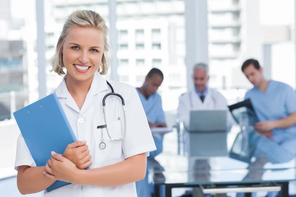 Smiling nurse holding file — Stock Photo, Image