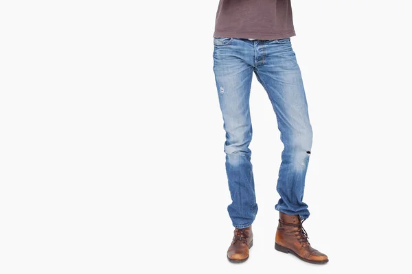 Uomo che indossa jeans e stivali — Foto Stock