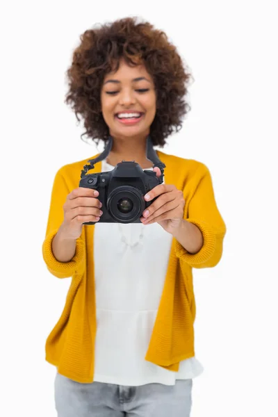 Szczęśliwa dziewczyna gospodarstwa aparat cyfrowy — Zdjęcie stockowe