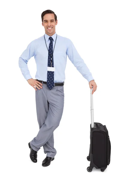 彼のスーツケースで立っているハンサムなビジネスマン — ストック写真