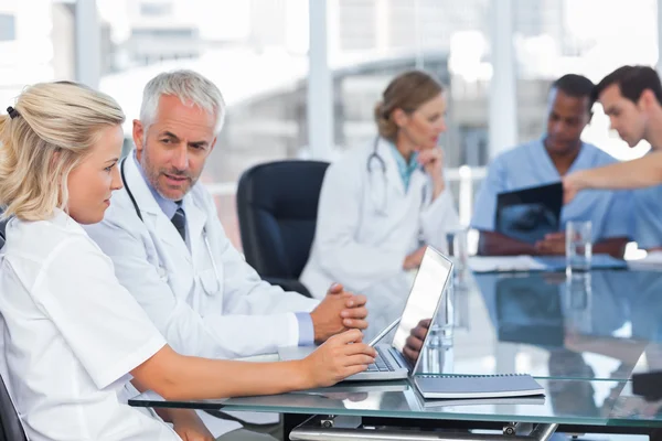 Twee artsen met behulp van laptop — Stockfoto
