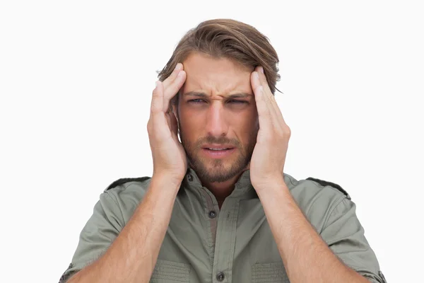 Homme grimaçant avec douleur de maux de tête — Photo