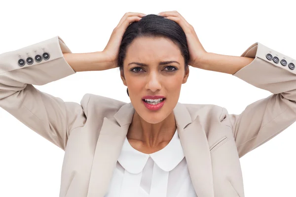 Jonge zakenvrouw houden van haar hoofd tussen handen — Stockfoto