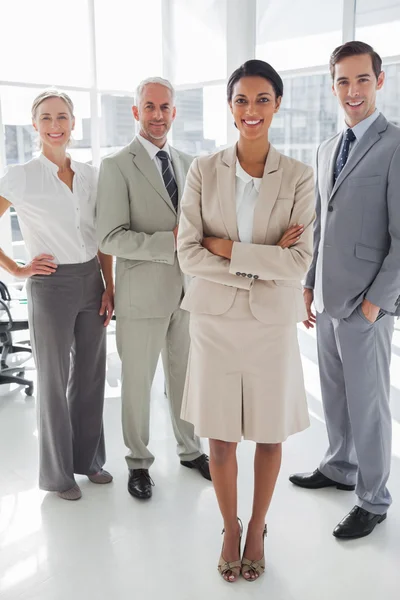 Attraktiva affärskvinna står framför kollegor — Stockfoto