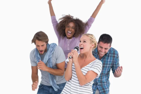 Glada grupp på karaoke — Stockfoto