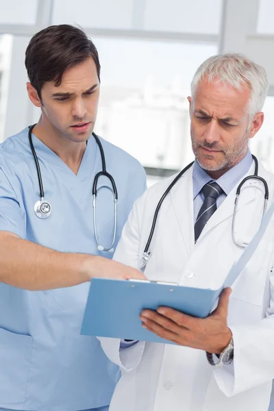 Zwei Ärzte sprechen über eine Akte — Stockfoto