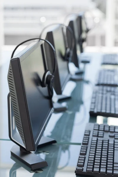 Computadores e auriculares de um call center — Fotografia de Stock