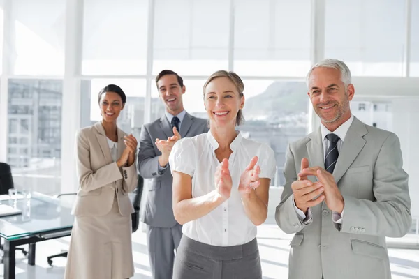 Gruppo di lavoro che applaude insieme — Foto Stock