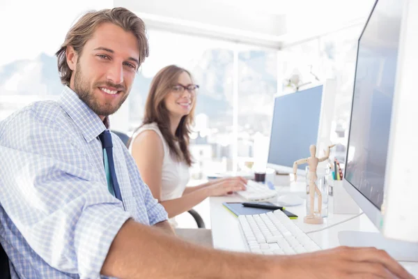 Aantrekkelijke ontwerpers op het werk — Stockfoto