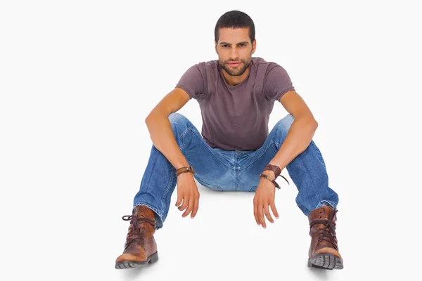 Schöner Mann sitzt auf dem Boden — Stockfoto
