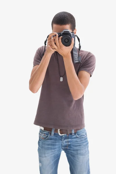 Der hippe junge Mann richtet seine Kamera auf die Kamera — Stockfoto